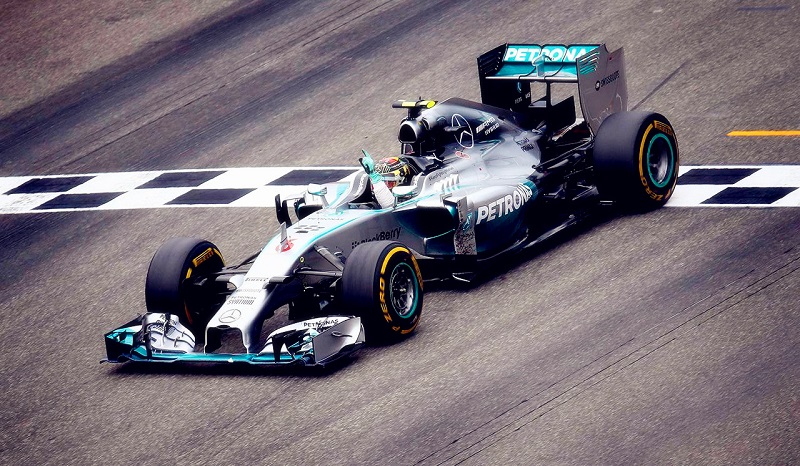 f1赛车比赛 布加迪能跑过F1吗