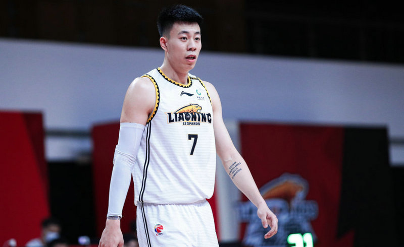 火箭媒体日出现温馨一幕 哈登拥抱身患癌症