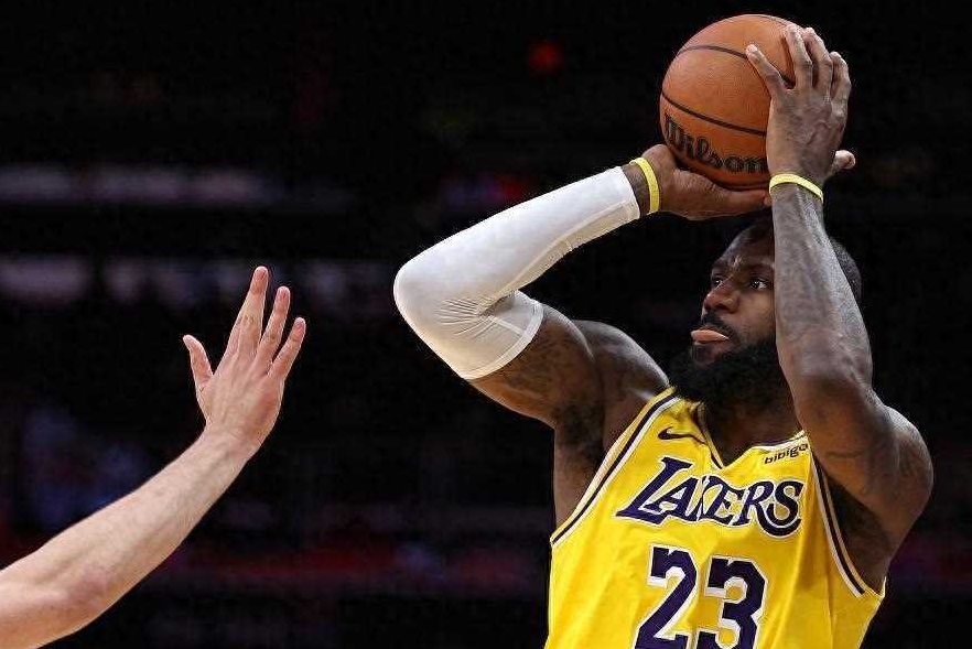 库里四犯仍稳取经济两双 9板成勇士篮板之星 库里四犯仍稳取经济两双 9板成勇士篮板之星