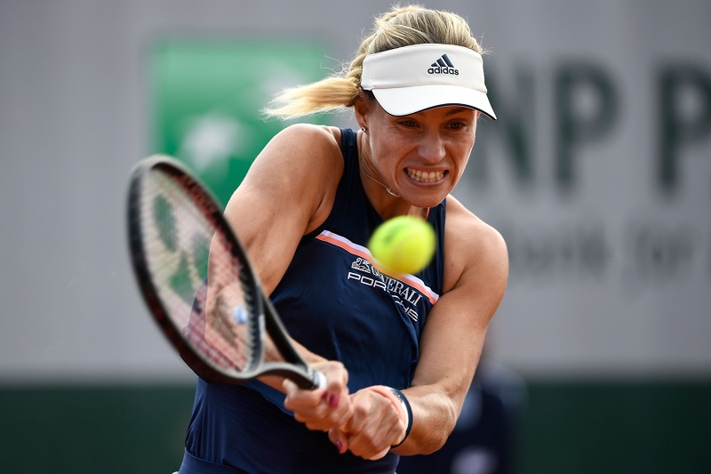 巴萨官推晒梅西亲吻奖杯照片 巴萨官推晒梅西亲吻奖杯照片