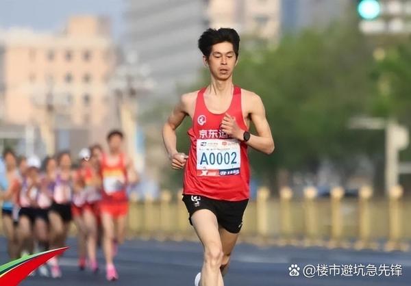 泳装小女孩游泳