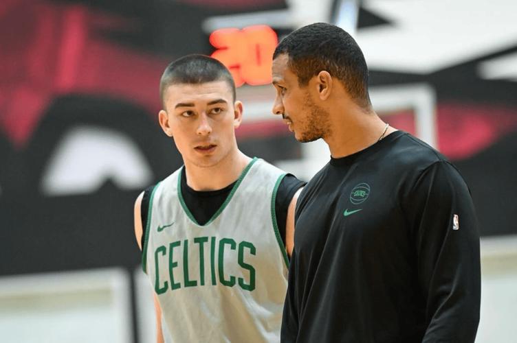 波波维奇伦纳德打得非常强硬 表现非常好 波波维奇伦纳德打得非常强硬 表现非常好