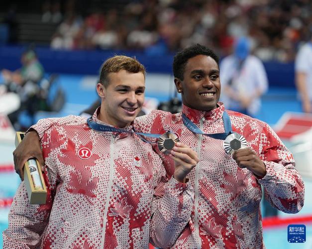 阿迪达斯网球鞋