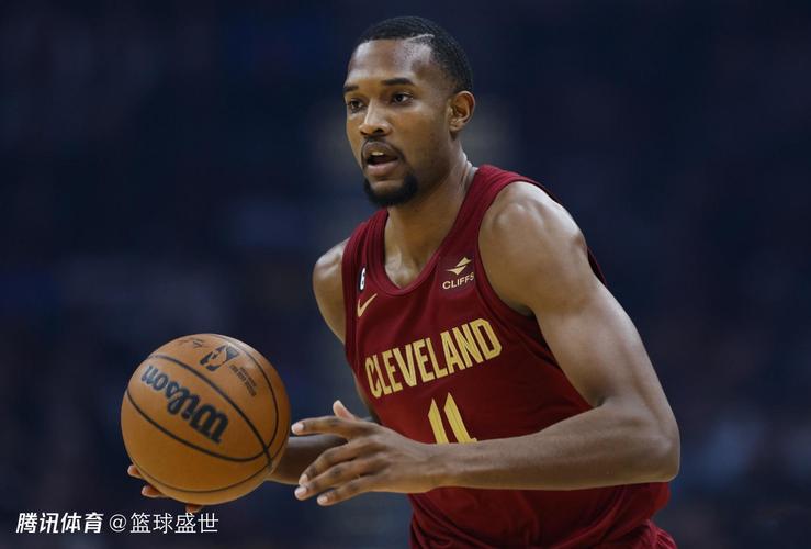 克莱三分卡篮脖 评论员朗佐鲍尔才能投出这球 克莱三分卡篮脖 评论员朗佐鲍尔才能投出这球