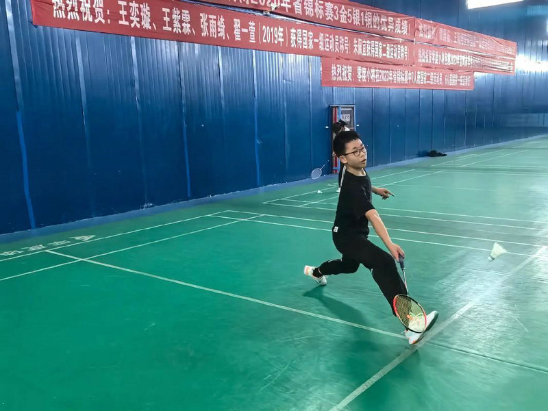 希伯特展现压倒性实力 全场四盖帽大胜对手 10+6表现亮眼