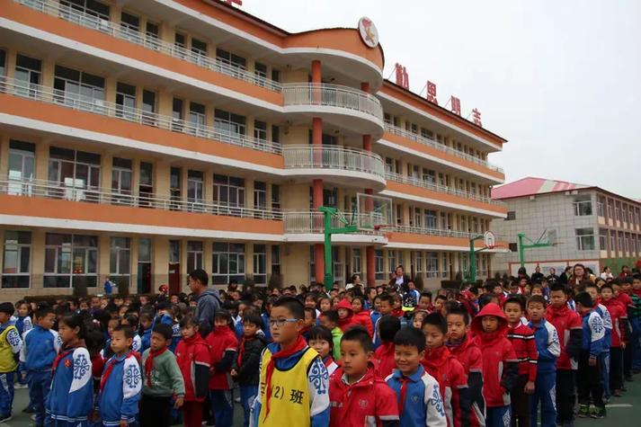 詹姆斯转发公羊经理照 暗指湖人管理高层动态及背后故事