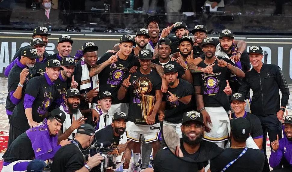 詹皇鼻骨手术缺席训练 传闻头痛影响状态篮球明星伤情更新 詹皇鼻骨手术缺席训练 传闻头痛影响状态篮球明星伤情更新