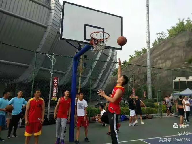 拉瓦尔鲍尔在比赛中因被判罚技犯而要求换裁判 拉瓦尔鲍尔在比赛中因被判罚技犯而要求换裁判