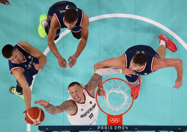 福克斯新赛季投三分的机会很多 要加助攻减失误 福克斯新赛季投三分的机会很多 要加助攻减失误