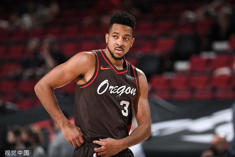 东契奇超常发挥 独揽全场得分与助攻 对决CP3展现非凡实力