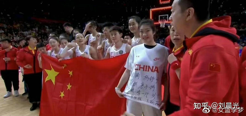 詹皇目睹奔跑的24号球衣 仿佛科比的影子在场中舞动 詹皇目睹奔跑的24号球衣 仿佛科比的影子在场中舞动