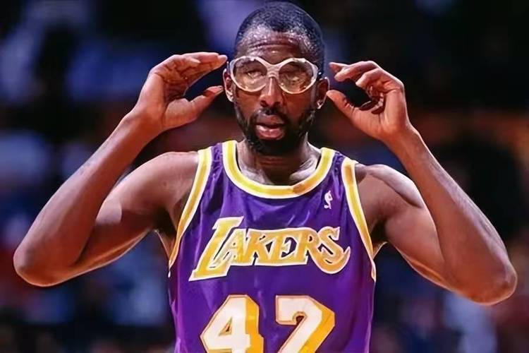 贾巴里·帕克动态关注变化与雄鹿新动向 字母哥备受关注