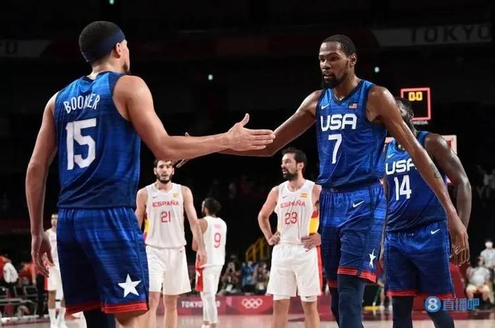 季前赛对决快船 西蒙斯与施罗德同场竞技队伍备战 季前赛对决快船 西蒙斯与施罗德同场竞技队伍备战