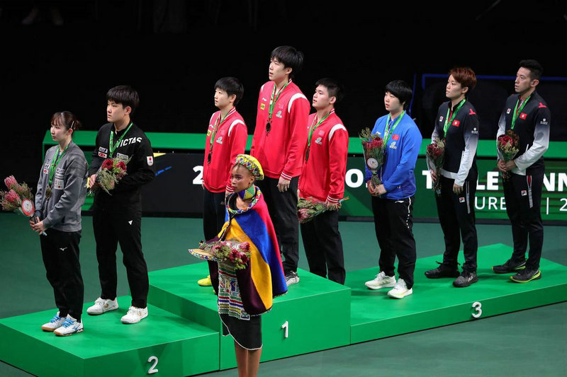 湖人VS尼克斯对决激烈呈现 赛场对决瞬间 湖人VS尼克斯对决激烈呈现 赛场对决瞬间