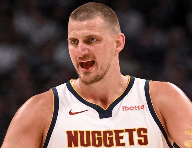 保罗专注球技 正确方式迎战 当下瞬间成焦点 保罗专注球技 正确方式迎战 当下瞬间成焦点