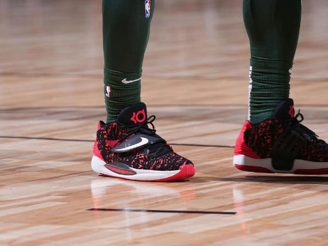 詹姆斯20分湖人险胜湖人 詹姆斯20分湖人险胜湖人