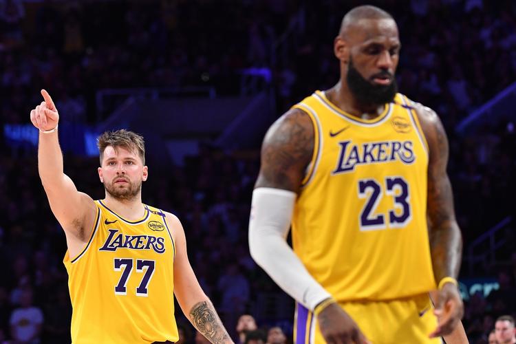 马刺迎战狼队 新阵容应对挑战重磅出击 决战赛场 马刺迎战狼队 新阵容应对挑战重磅出击 决战赛场