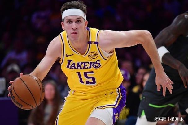 詹姆斯放下过去 专注球场 不改球风 继续前行