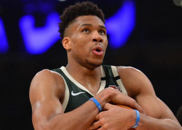 马刺主场气势如虹 激情四溢展现实力 马刺主场气势如虹 激情四溢展现实力