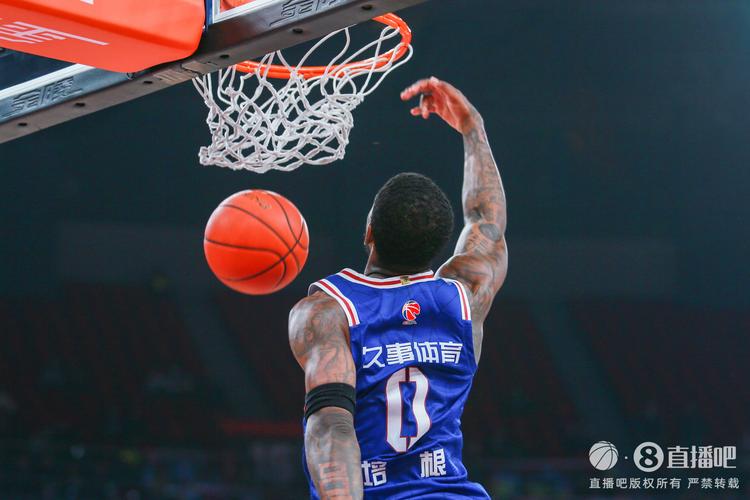 零号特工被激怒 阿里纳斯怒砸前女友奔驰跑车