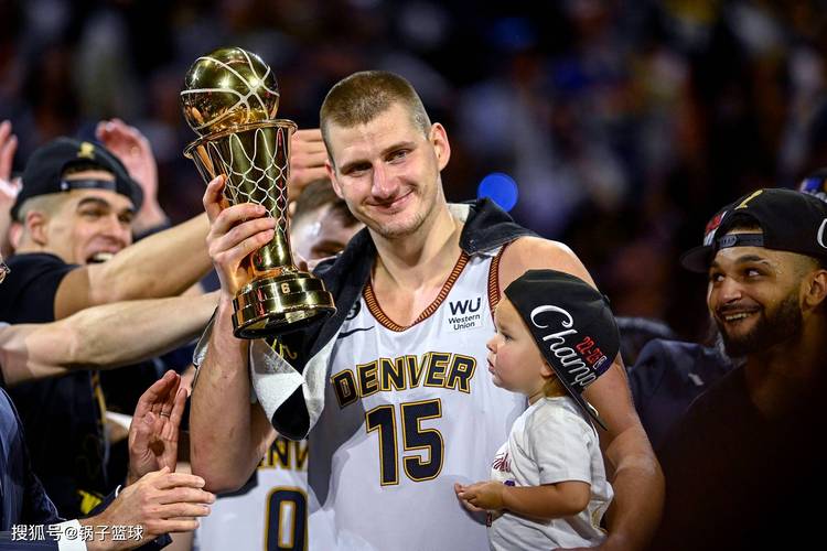 詹皇教练位上的沉默与布帅的无声对峙 场面尴尬 詹皇教练位上的沉默与布帅的无声对峙 场面尴尬