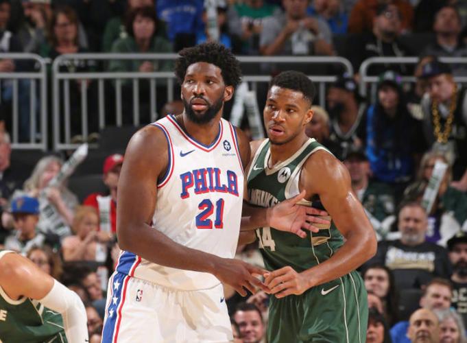 卡斯比手举金州勇士球衣很高兴成为勇士一员 卡斯比手举金州勇士球衣很高兴成为勇士一员