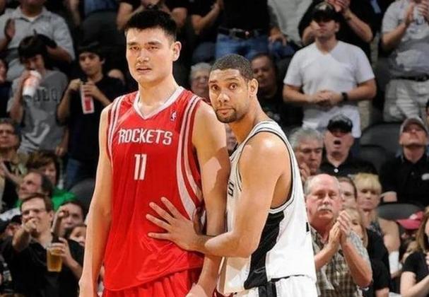 篮球赛场热血瞬间亚历与福克斯联手闪耀 雷霆对决技艺精湛 篮球赛场热血瞬间亚历与福克斯联手闪耀 雷霆对决技艺精湛