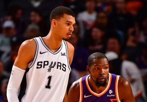 杨砍高分助老鹰胜森林狼 卡佩拉内线大显身手 连胜势头强劲 杨砍高分助老鹰胜森林狼 卡佩拉内线大显身手 连胜势头强劲