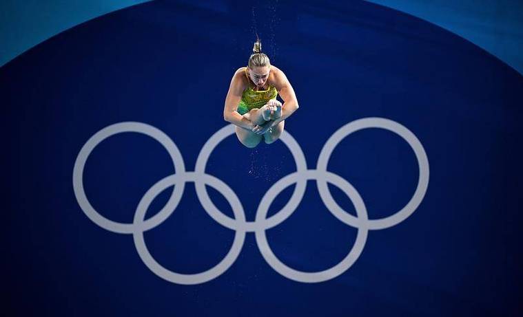 篮球巨星对决库里与詹姆斯赛场交锋瞬间 激烈对决 精彩绝伦