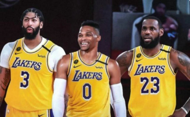 字母缺席 雄鹿挑战活塞赛场对决米德尔顿与艾维的对决时刻