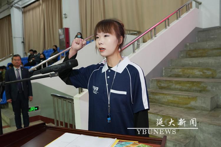 囧哈登骑电动车撞上护栏 尴尬一幕引路人捧腹 囧哈登骑电动车撞上护栏 尴尬一幕引路人捧腹