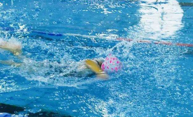 詹姆斯技艺高超自信爆棚 投篮神准无人能挡挑战全场