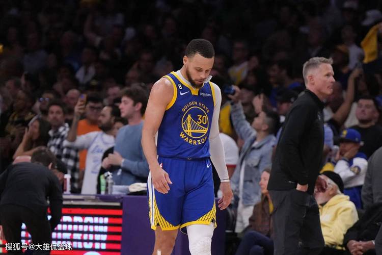 哈登爆发引范甘迪疯狂 火箭前主帅模仿厨子手势