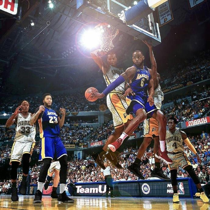 球迷突然冲进场拥抱梅西 球迷突然冲进场拥抱梅西