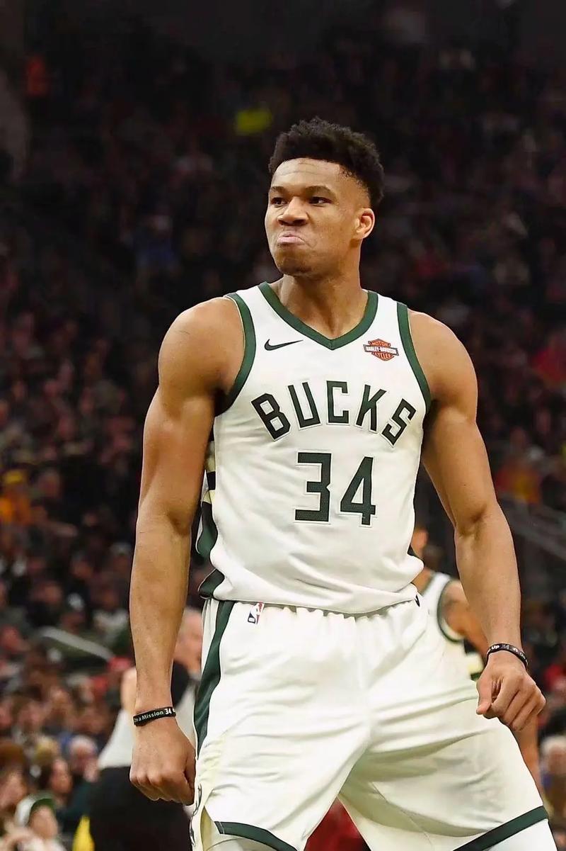 利拉德做客詹姆斯家隐藏深意 拒绝招募背后故事