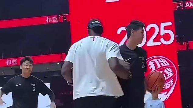 锡伯杜与公牛队核心展现强势表现 罗斯状态火热 球队士气高涨 锡伯杜与公牛队核心展现强势表现 罗斯状态火热 球队士气高涨