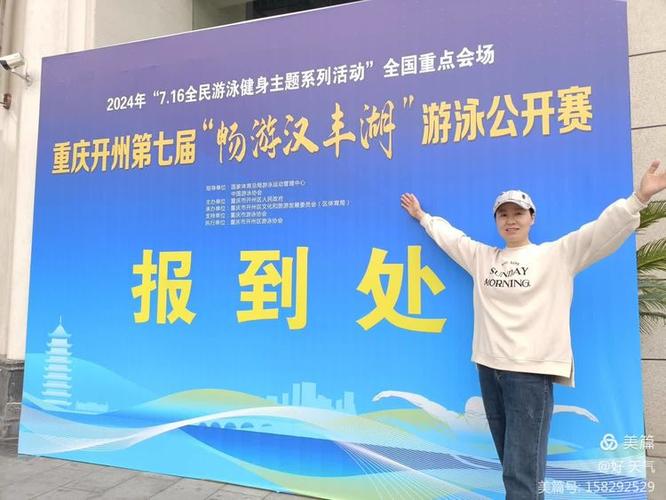 水下游泳的女孩太美了 水下游泳的女孩太美了