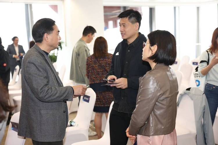 哈登回应科比称赞非常酷 我是看他打球长大的 哈登回应科比称赞非常酷 我是看他打球长大的