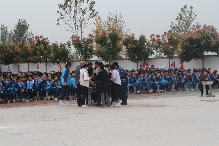 赤裸上身钱德勒帕森斯和性感女模特一起拍广告 赤裸上身钱德勒帕森斯和性感女模特一起拍广告