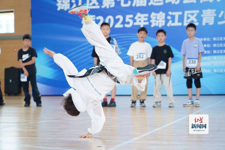 季前赛激战 字母哥利拉德表现亮眼 雄鹿逆袭公牛战斗正酣 季前赛激战 字母哥利拉德表现亮眼 雄鹿逆袭公牛战斗正酣