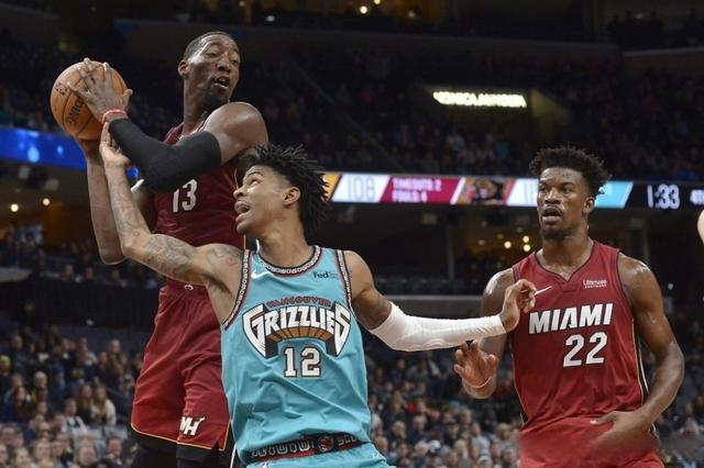 小牛对决勇士 金州战力席卷全场 对决精彩纷呈 小牛对决勇士 金州战力席卷全场 对决精彩纷呈