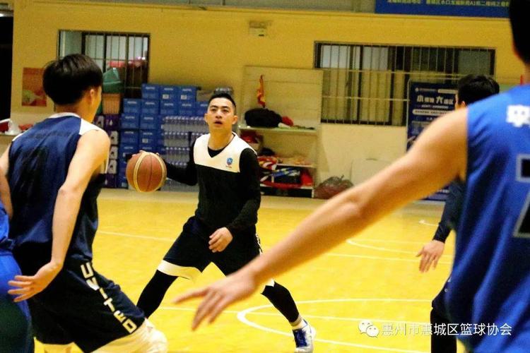 恩比德左膝疼痛 明天G2出战成疑 恩比德左膝疼痛 明天G2出战成疑