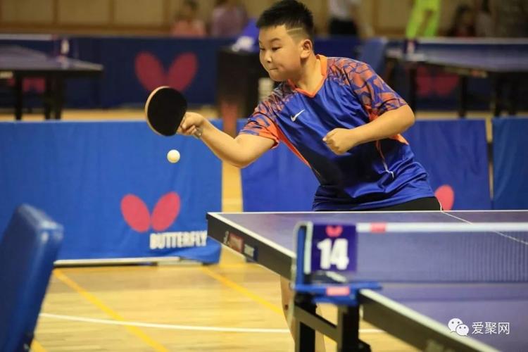 勒布朗与女儿跳绳 美媒穿拖鞋训练不错