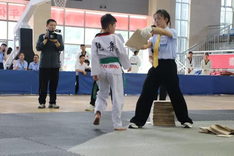 32岁的亨利就坐在那里深情的目光望过去文案