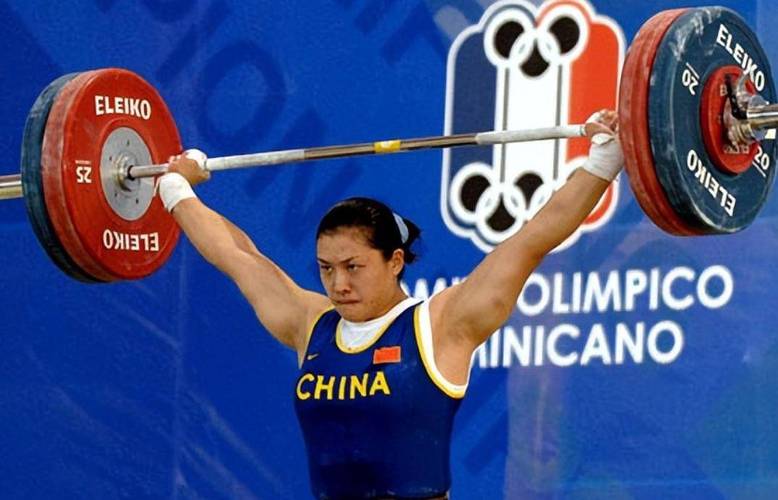 中国女足球迷怒砸电脑 中国女足球迷怒砸电脑