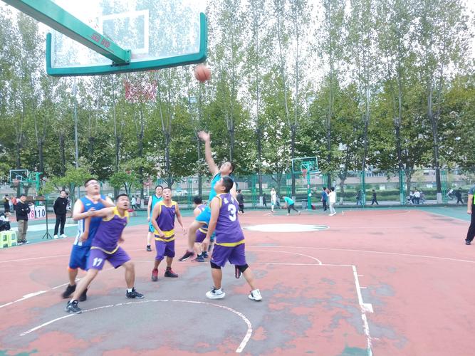 斯佩茨谈库里成功源于以身作则与刻苦努力 领袖气质非凡