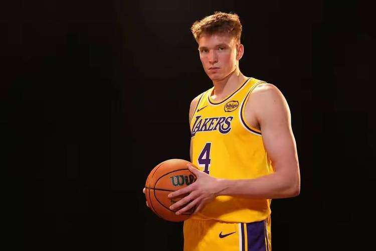 沃尔顿遭大巴遗弃传闻不实 网站撤稿并致歉事件真相揭晓 沃尔顿遭大巴遗弃传闻不实 网站撤稿并致歉事件真相揭晓