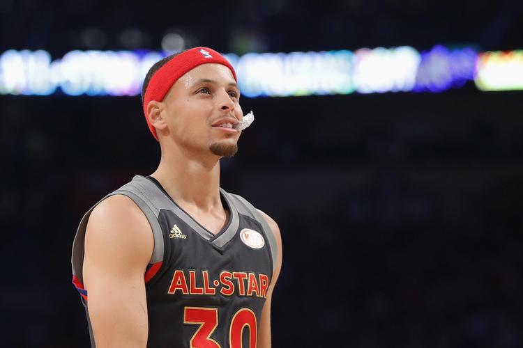 骑士赛场风云汤普森闪耀，策略明确，詹姆斯引领风潮