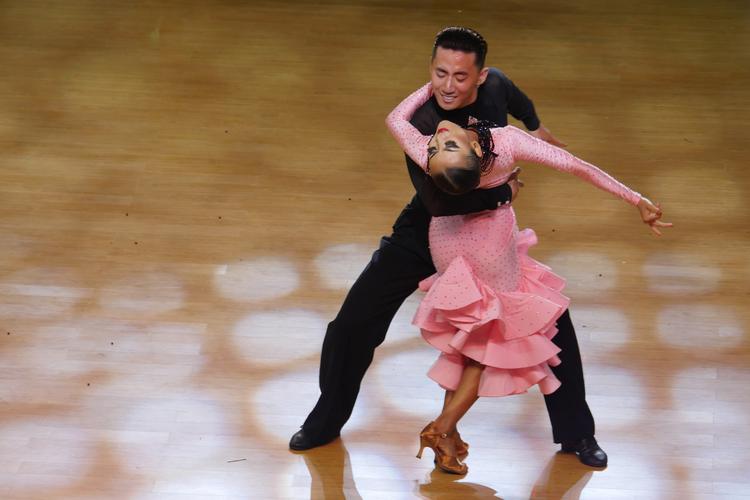 人游泳怎么游 人游泳怎么游