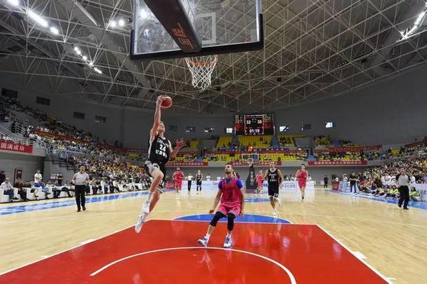 辽宁男篮赛场风云 比赛亮点与关注焦点